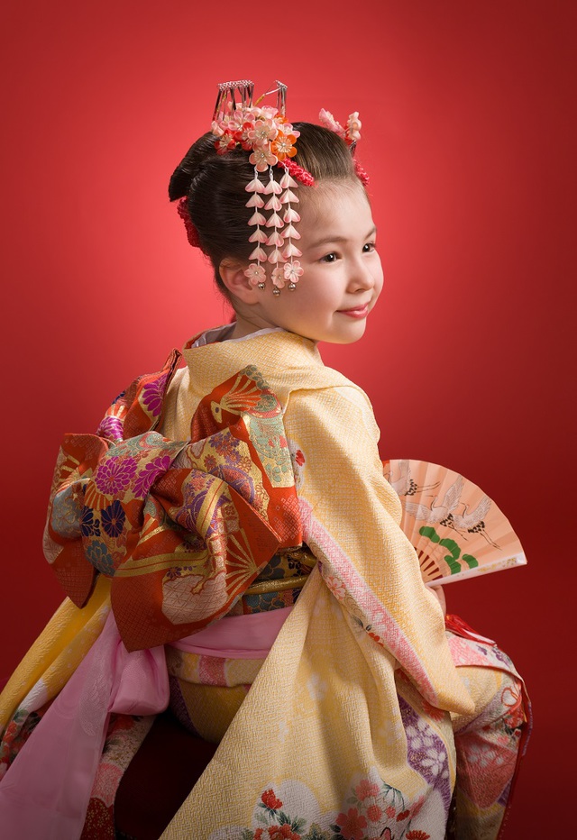 思い出の写真館で娘の七五三の写真を